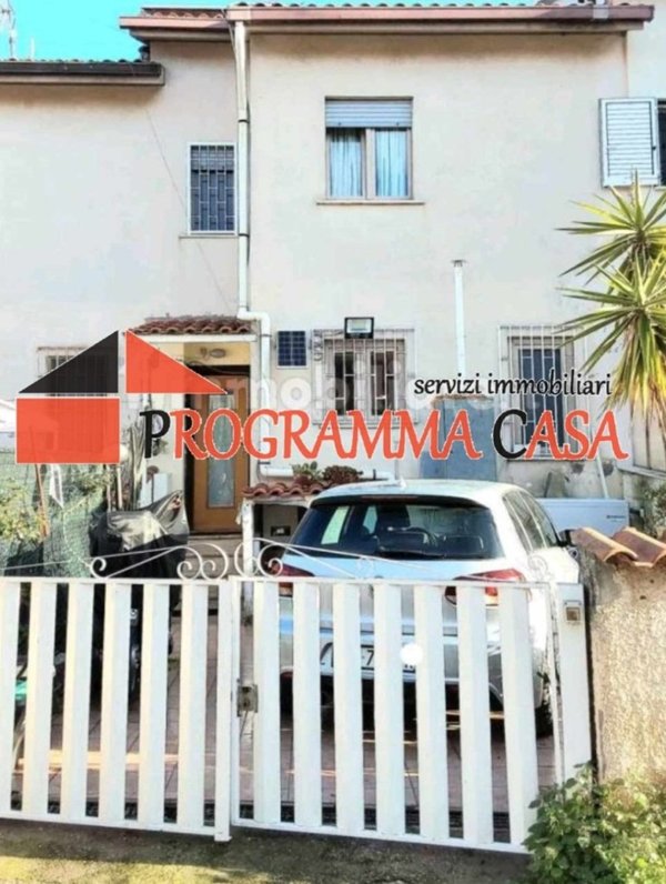 casa indipendente in vendita a Pomezia in zona Torvaianica