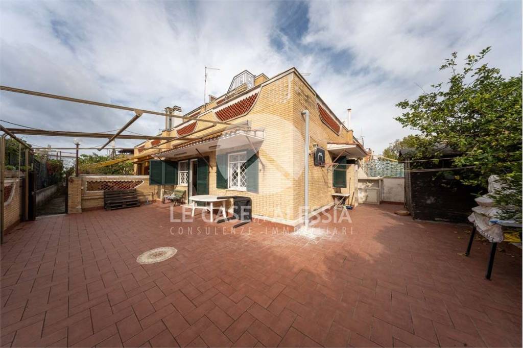 casa indipendente in vendita a Pomezia in zona Torvaianica