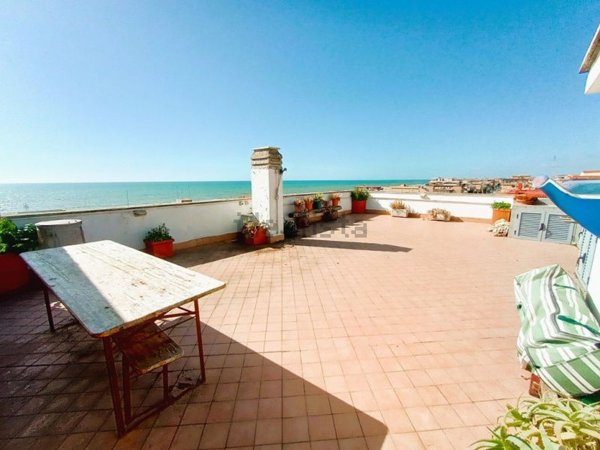 appartamento in vendita a Pomezia in zona Torvaianica