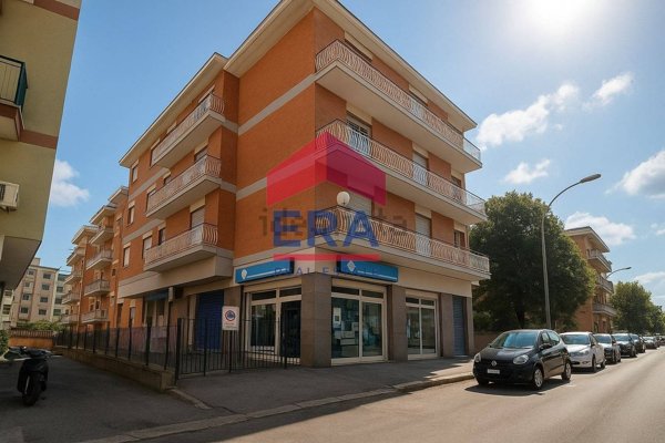 locale commerciale in vendita a Pomezia