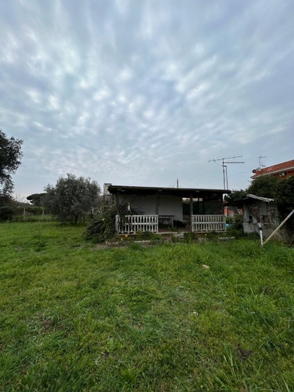 negozio in vendita a Pomezia in zona Campo Jemini