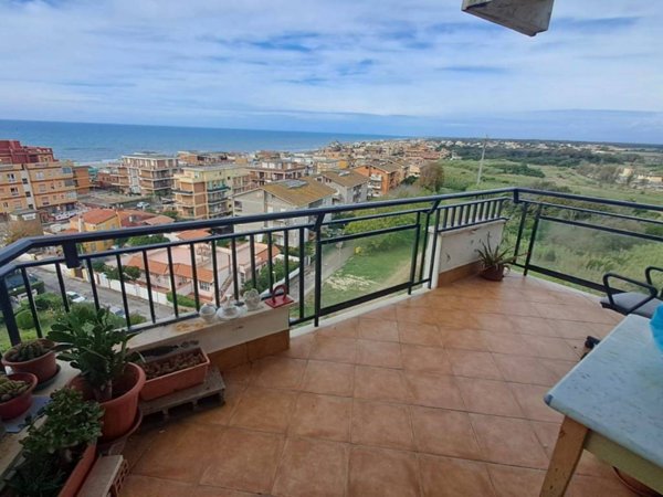 appartamento in vendita a Pomezia in zona Torvaianica