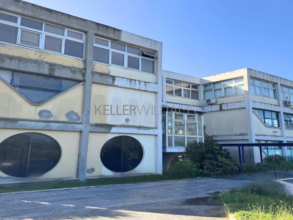 locale commerciale in vendita a Pomezia in zona Pratica di Mare