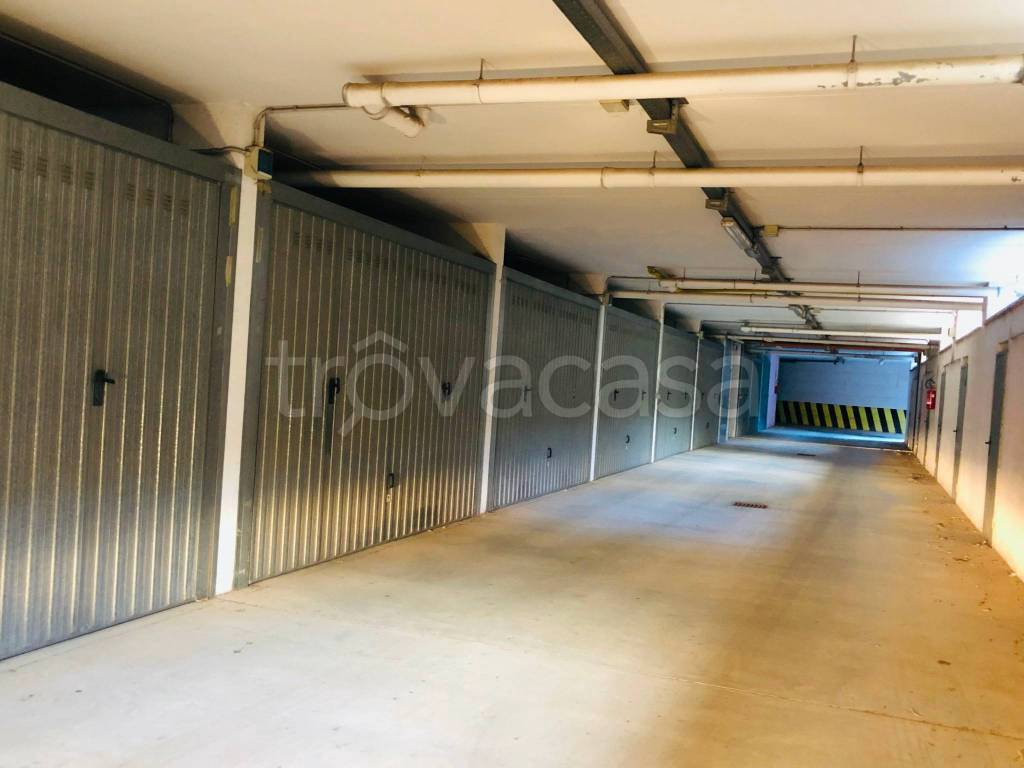 locale di sgombero in vendita a Pomezia