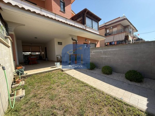 casa indipendente in vendita a Pomezia in zona Torvaianica