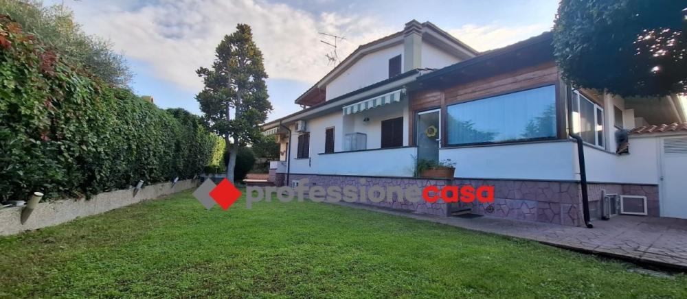 casa indipendente in vendita a Pomezia in zona Torvaianica