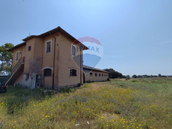 locale di sgombero in vendita a Pomezia in zona Santa Palomba