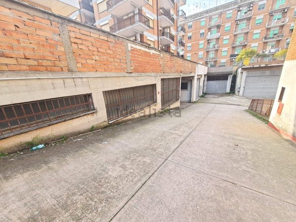 locale di sgombero in vendita a Pomezia in zona Castagnetta