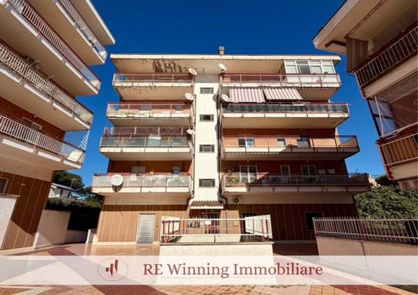 appartamento in vendita a Pomezia in zona Pratica di Mare