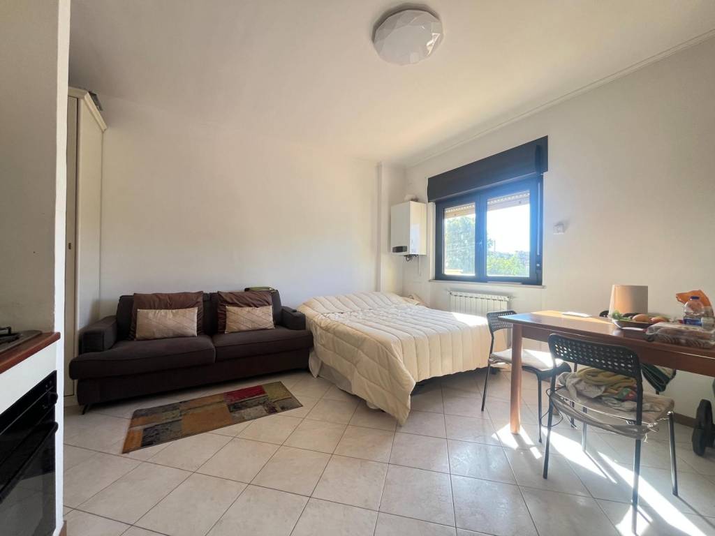 appartamento in vendita a Pomezia in zona Pratica di Mare