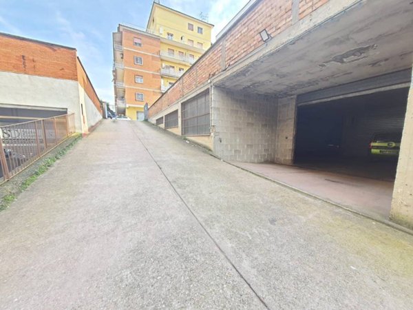 locale commerciale in vendita a Pomezia