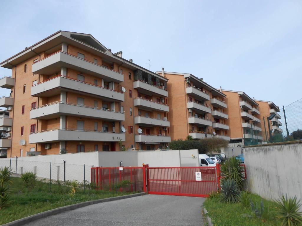 appartamento in vendita a Pomezia in zona Santa Palomba