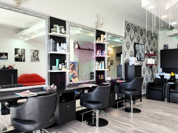 negozio in vendita a Pomezia in zona Torvaianica