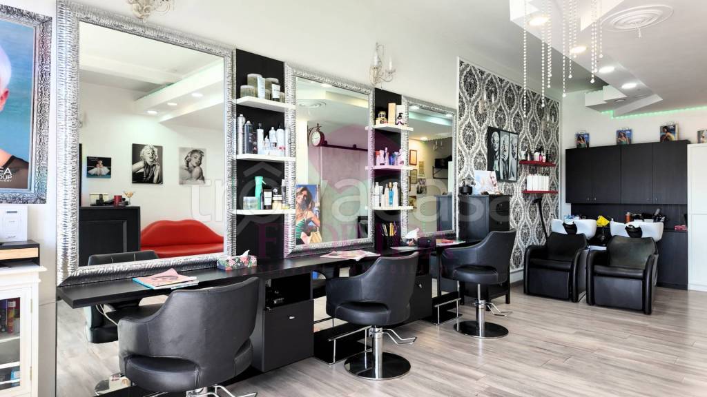 negozio in vendita a Pomezia in zona Torvaianica