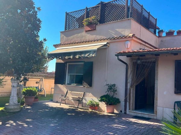 casa indipendente in vendita a Pomezia in zona Torvaianica Alta