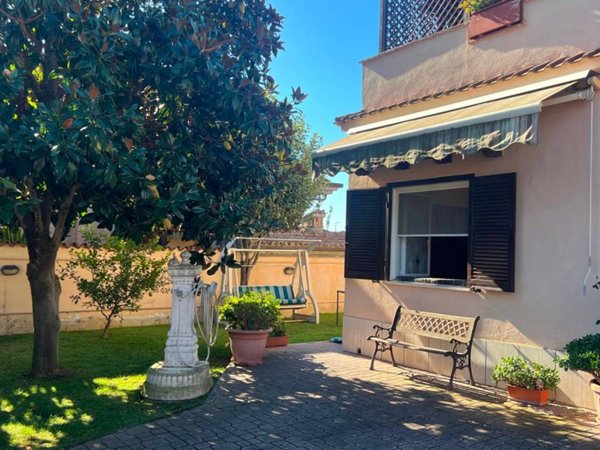 casa indipendente in vendita a Pomezia in zona Torvaianica Alta