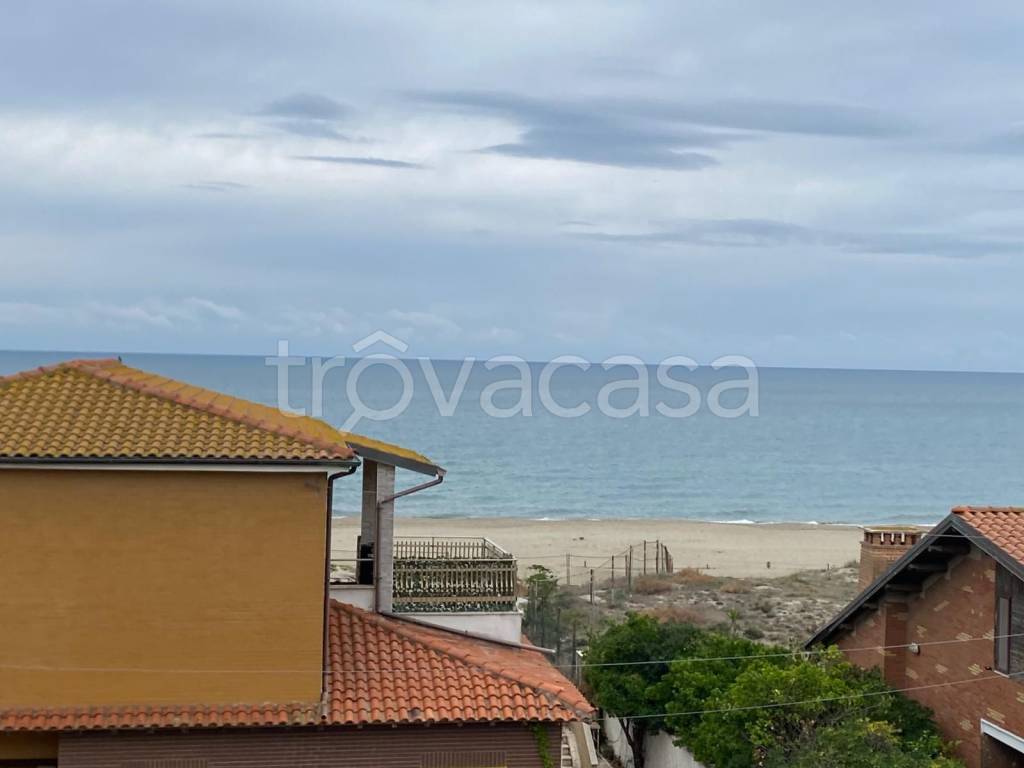 appartamento in vendita a Pomezia in zona Torvaianica