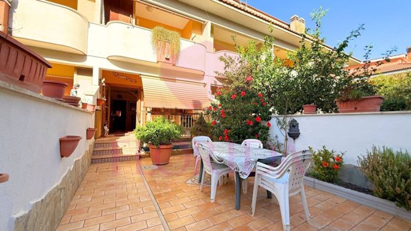 casa indipendente in vendita a Pomezia in zona Torvaianica