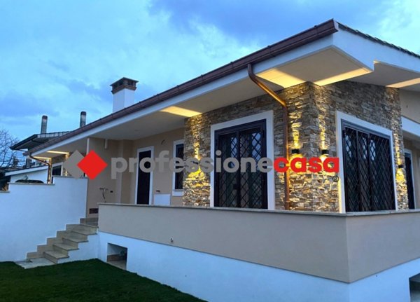 casa indipendente in vendita a Pomezia in zona Torvaianica Alta