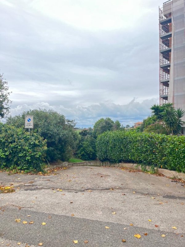 locale di sgombero in vendita a Pomezia