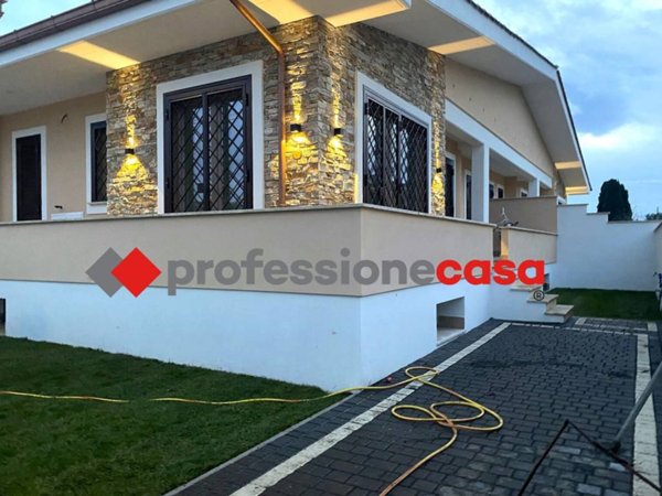casa indipendente in vendita a Pomezia in zona Torvaianica Alta