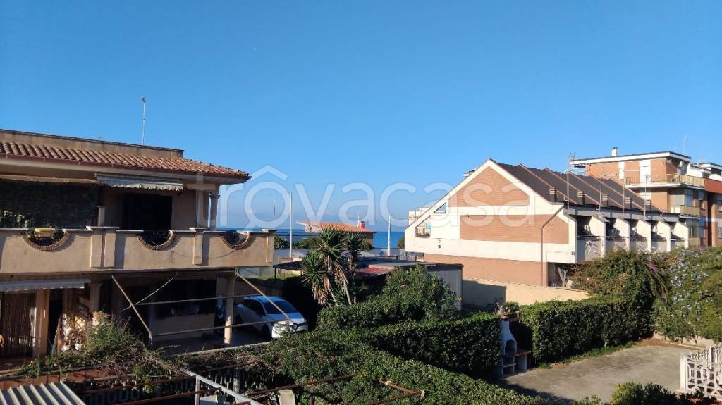 appartamento in vendita a Pomezia in zona Torvaianica