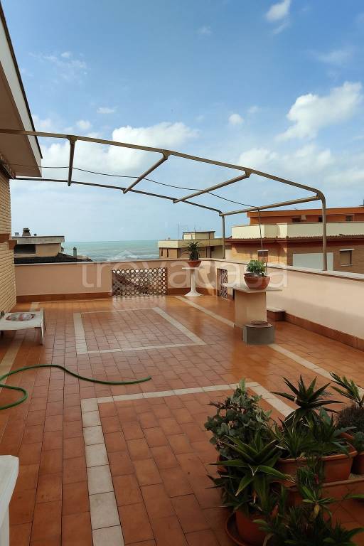 appartamento in vendita a Pomezia in zona Torvaianica