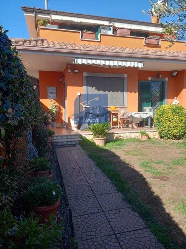 casa indipendente in vendita a Pomezia in zona Torvaianica Alta