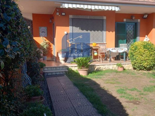 casa indipendente in vendita a Pomezia in zona Torvaianica Alta