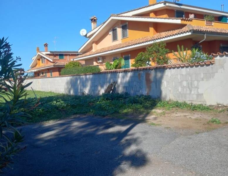 casa indipendente in vendita a Pomezia in zona Torvaianica Alta