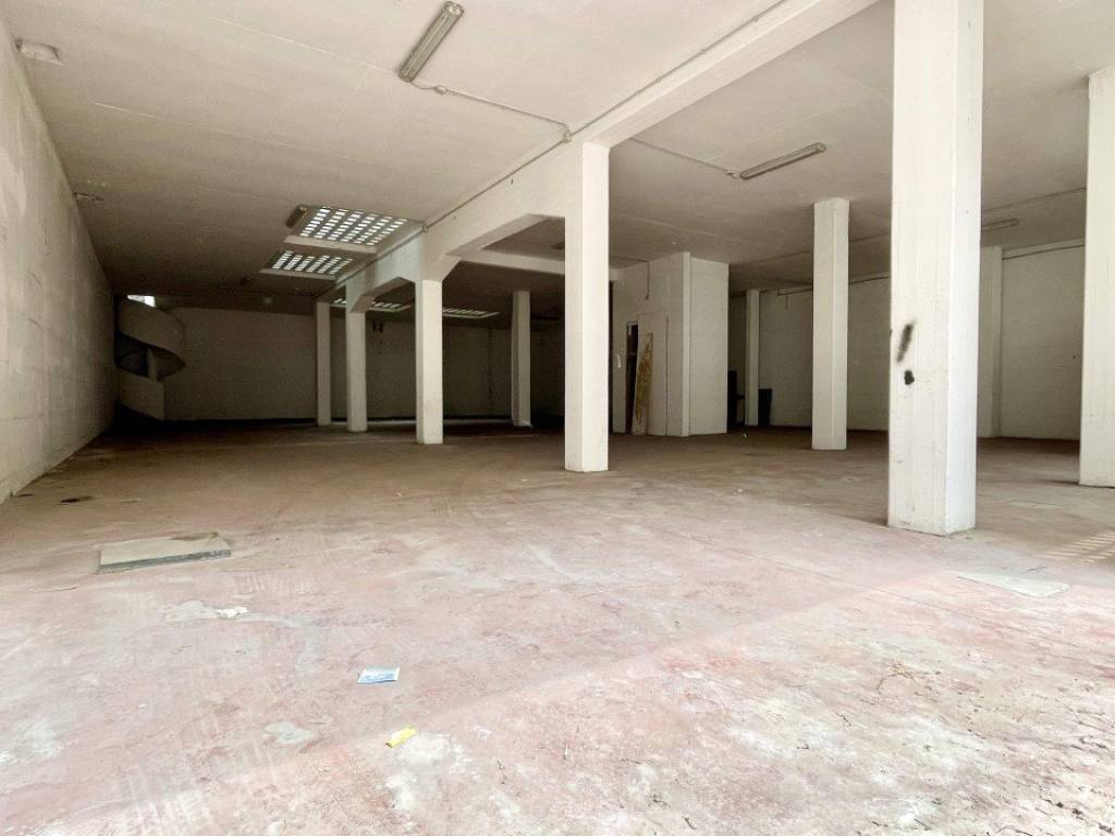 locale commerciale in vendita a Pomezia