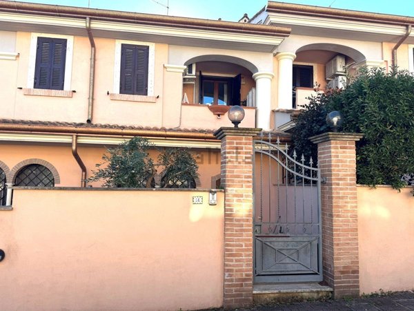 casa indipendente in vendita a Pomezia