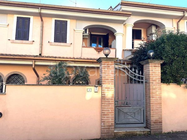 casa indipendente in vendita a Pomezia