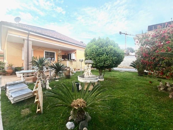 casa indipendente in vendita a Pomezia in zona Torvaianica Alta
