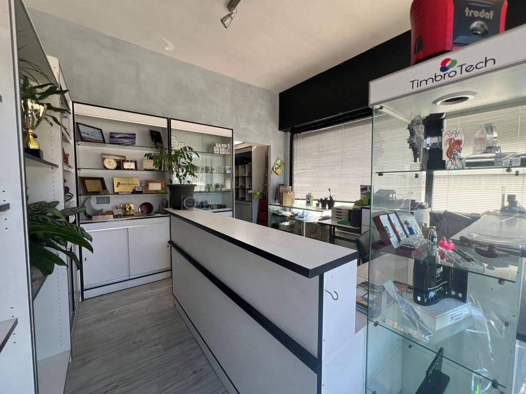 negozio in vendita a Pomezia