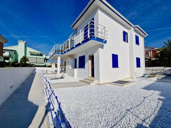 casa indipendente in vendita a Pomezia in zona Torvaianica