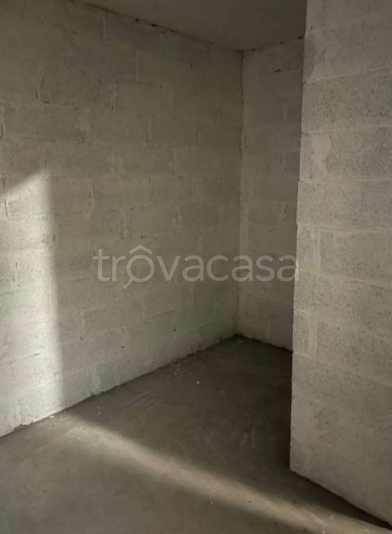 locale commerciale in vendita a Pomezia