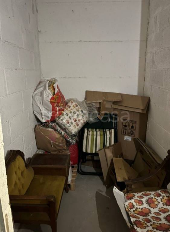 locale commerciale in vendita a Pomezia