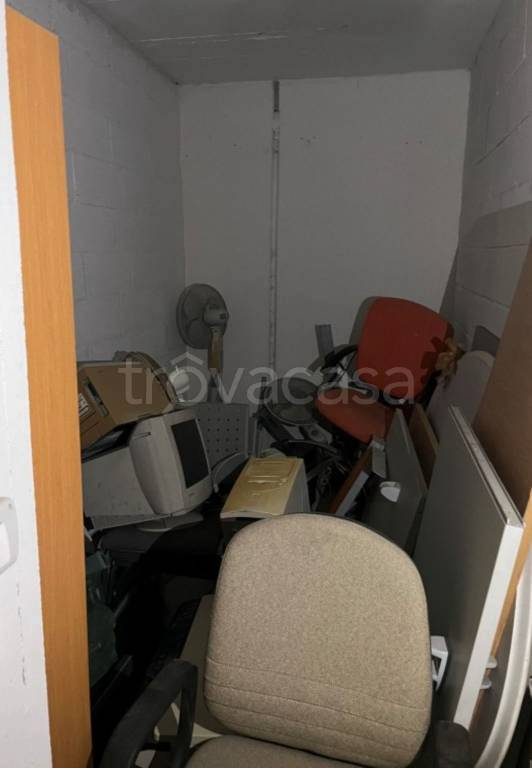 locale commerciale in vendita a Pomezia