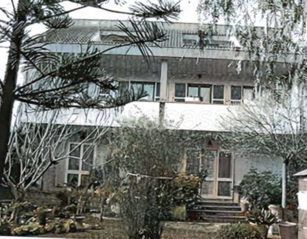 appartamento in vendita a Pomezia in zona Campo Ascolano