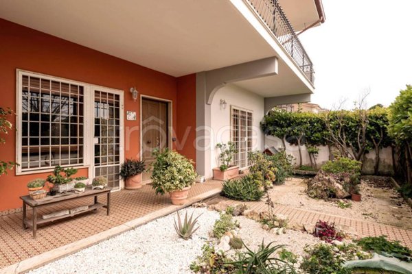 casa indipendente in vendita a Pomezia in zona Torvaianica