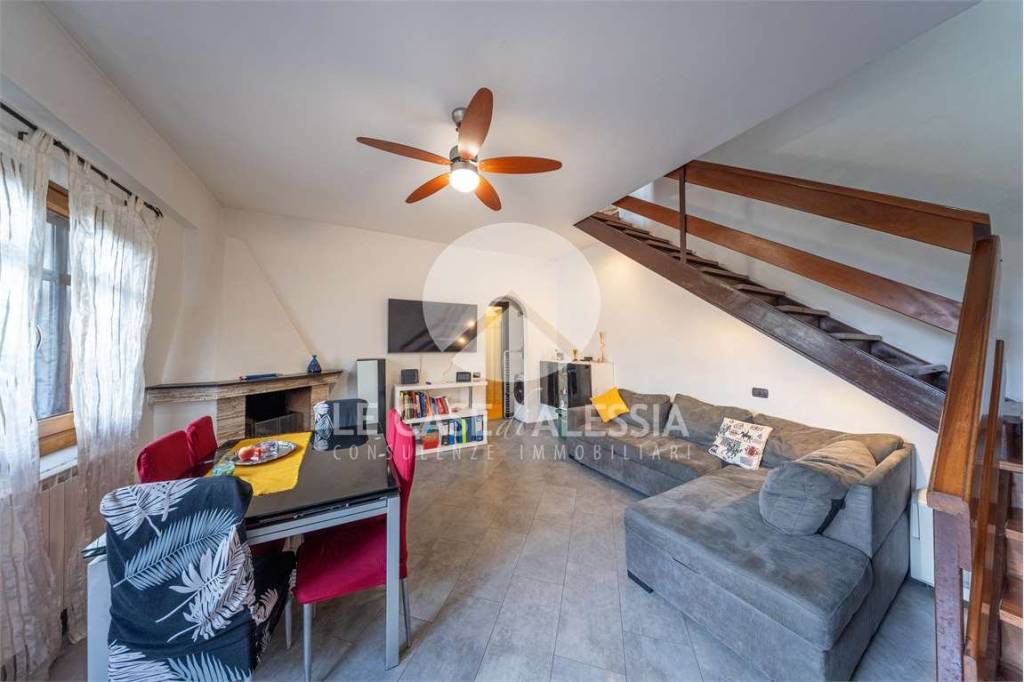 casa indipendente in vendita a Pomezia in zona Torvaianica