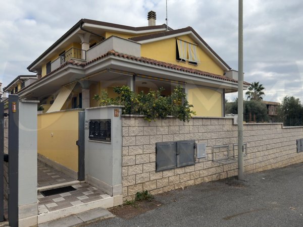 casa indipendente in vendita a Pomezia in zona Torvaianica