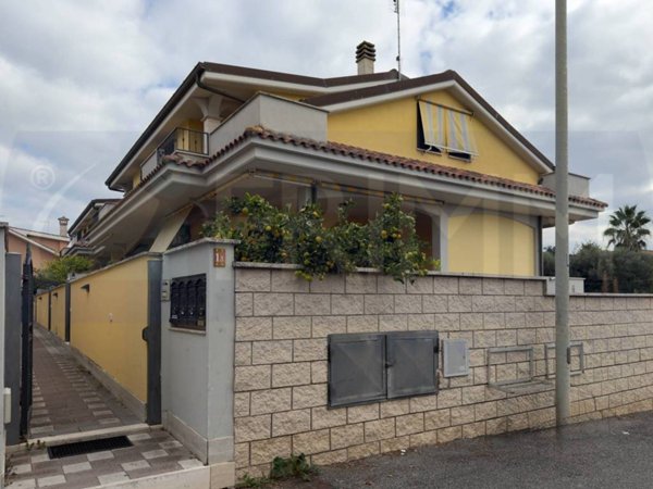 casa indipendente in vendita a Pomezia in zona Torvaianica