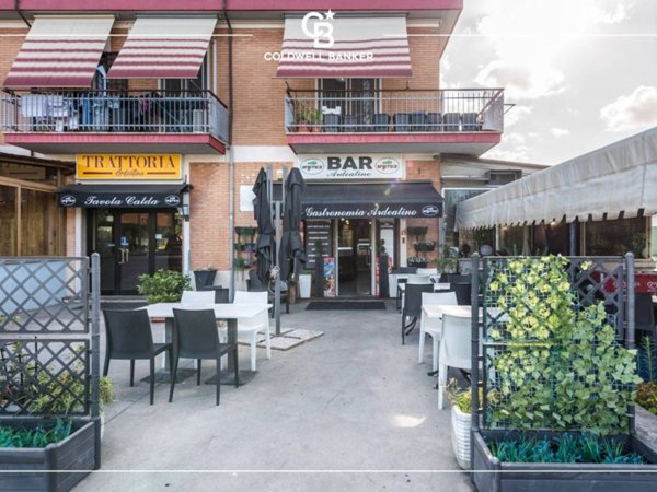 negozio in vendita a Pomezia in zona Santa Palomba