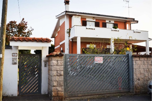 casa indipendente in vendita a Pomezia in zona Torvaianica Alta