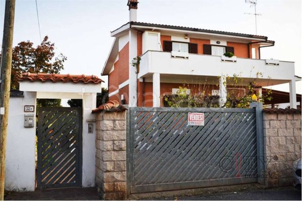 casa indipendente in vendita a Pomezia in zona Torvaianica Alta