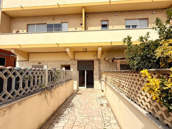 negozio in vendita a Pomezia in zona Torvaianica