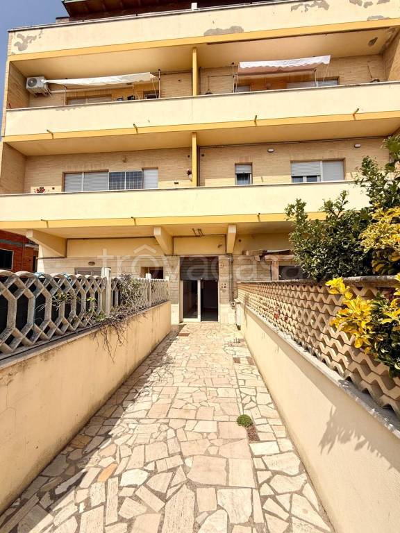 negozio in vendita a Pomezia in zona Torvaianica