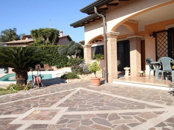 casa indipendente in vendita a Pomezia in zona Colli di Enea